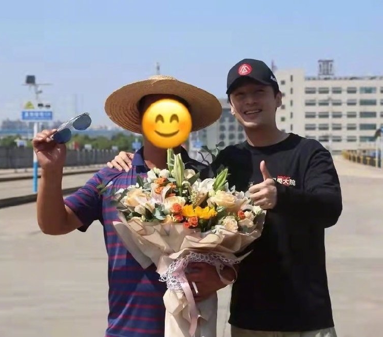 拍戏空档考驾照被偶遇　胡歌满足粉丝合照