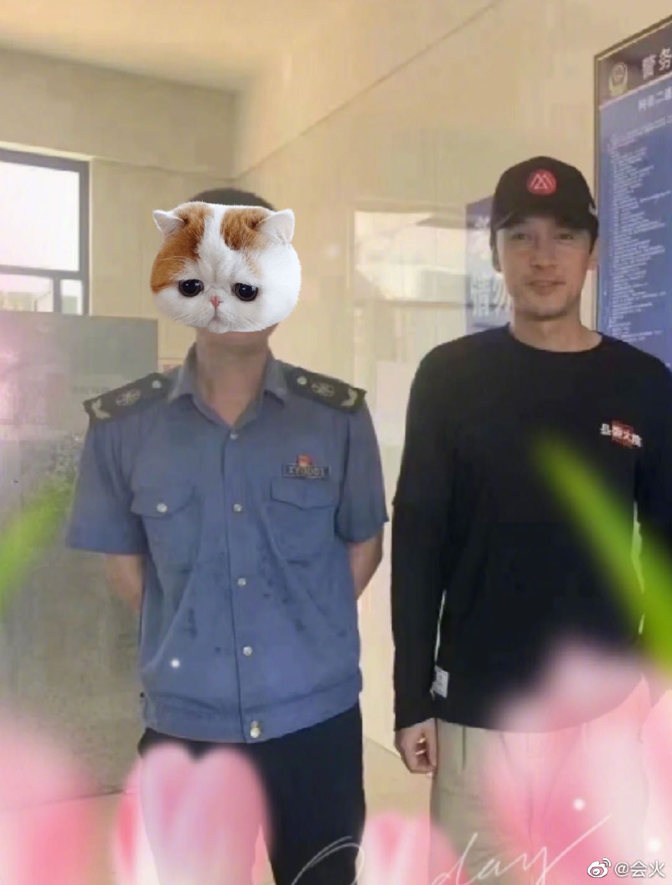 拍戏空档考驾照被偶遇　胡歌满足粉丝合照