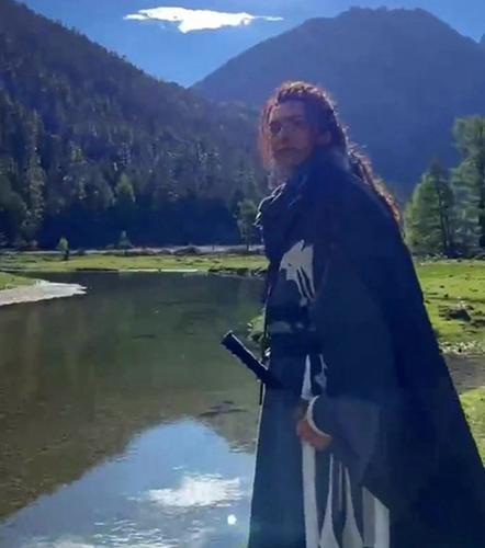 拚图两图）四川文旅局长化身大侠拍广告 网民激赞