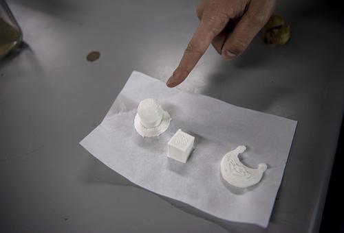 拚图图与文三图)海藻和 3D 打印机:智利喂养孩子的创新方法