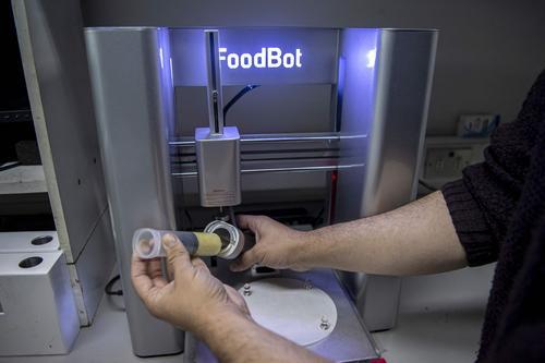 拚图图与文三图)海藻和 3D 打印机:智利喂养孩子的创新方法