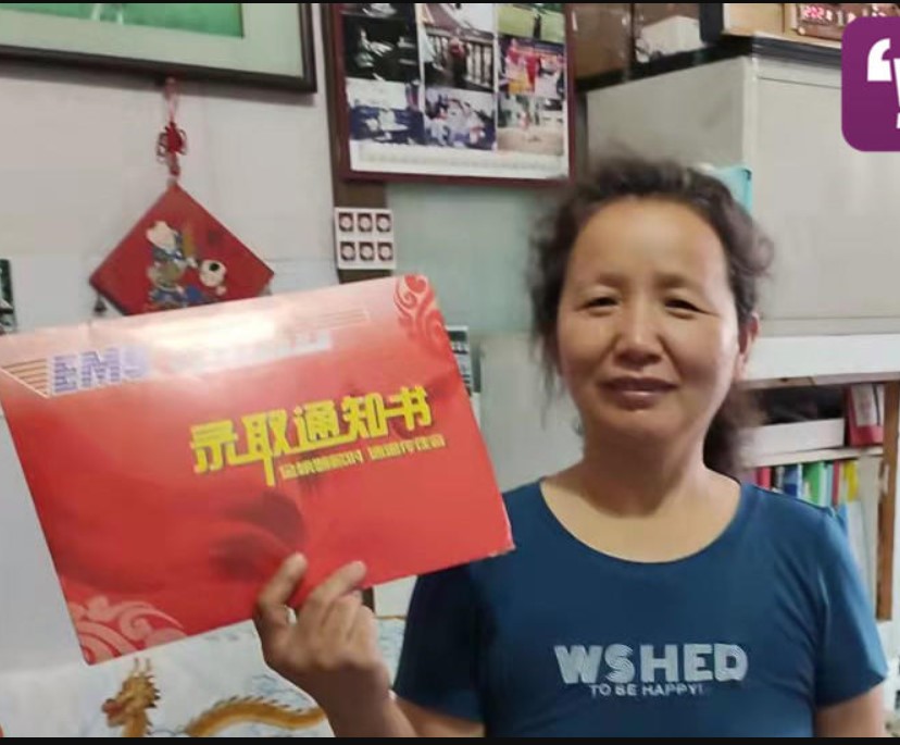 拚图)参加4次高考 51岁母亲圆入大学梦