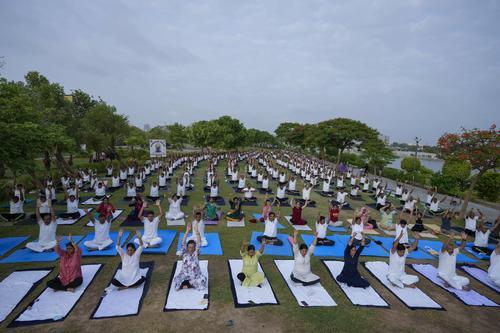  拼盘2图未签／国际瑜伽日