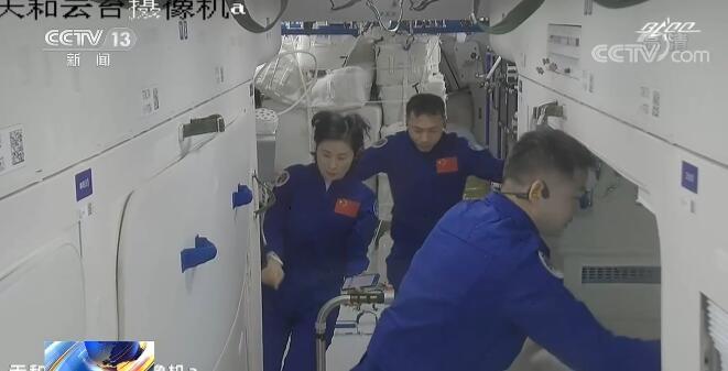 拼盘/神舟十四太空人进入天舟四号
