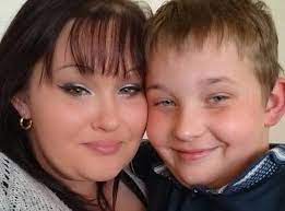 拼盘／见妈妈被砍杀　15岁少年冲歹徒面前挡刀丧命