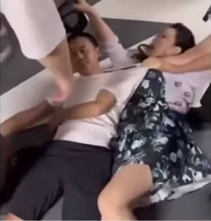 拼盘/贵妇抢车位呛开50辆宾利堵车 丈夫疑为中国高官