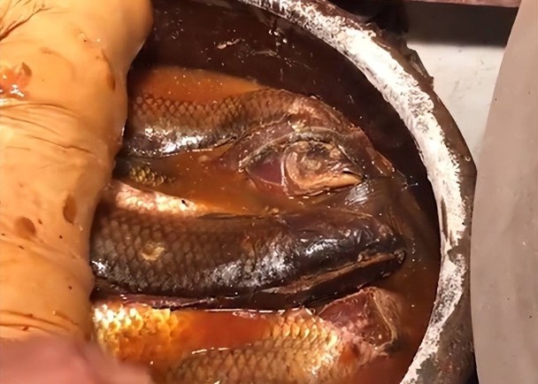 拼盘/酸草鱼获腌足25年 女子宴客称味道不错