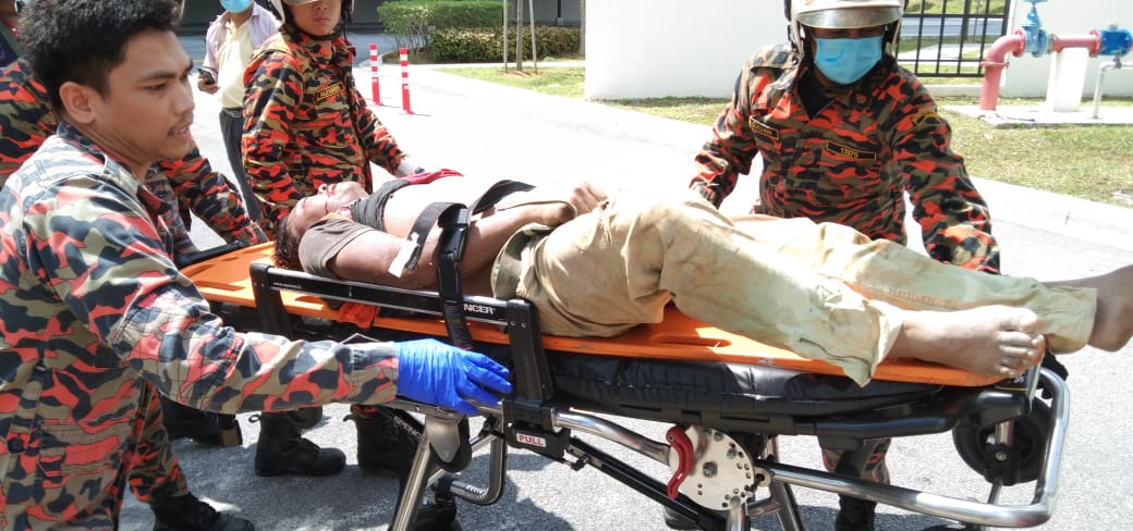 挖10尺深地洞修水管·工人遭土埋半身受伤