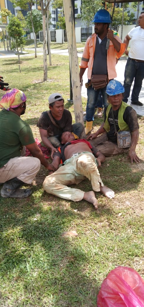 挖10尺深地洞修水管·工人遭土埋半身受伤