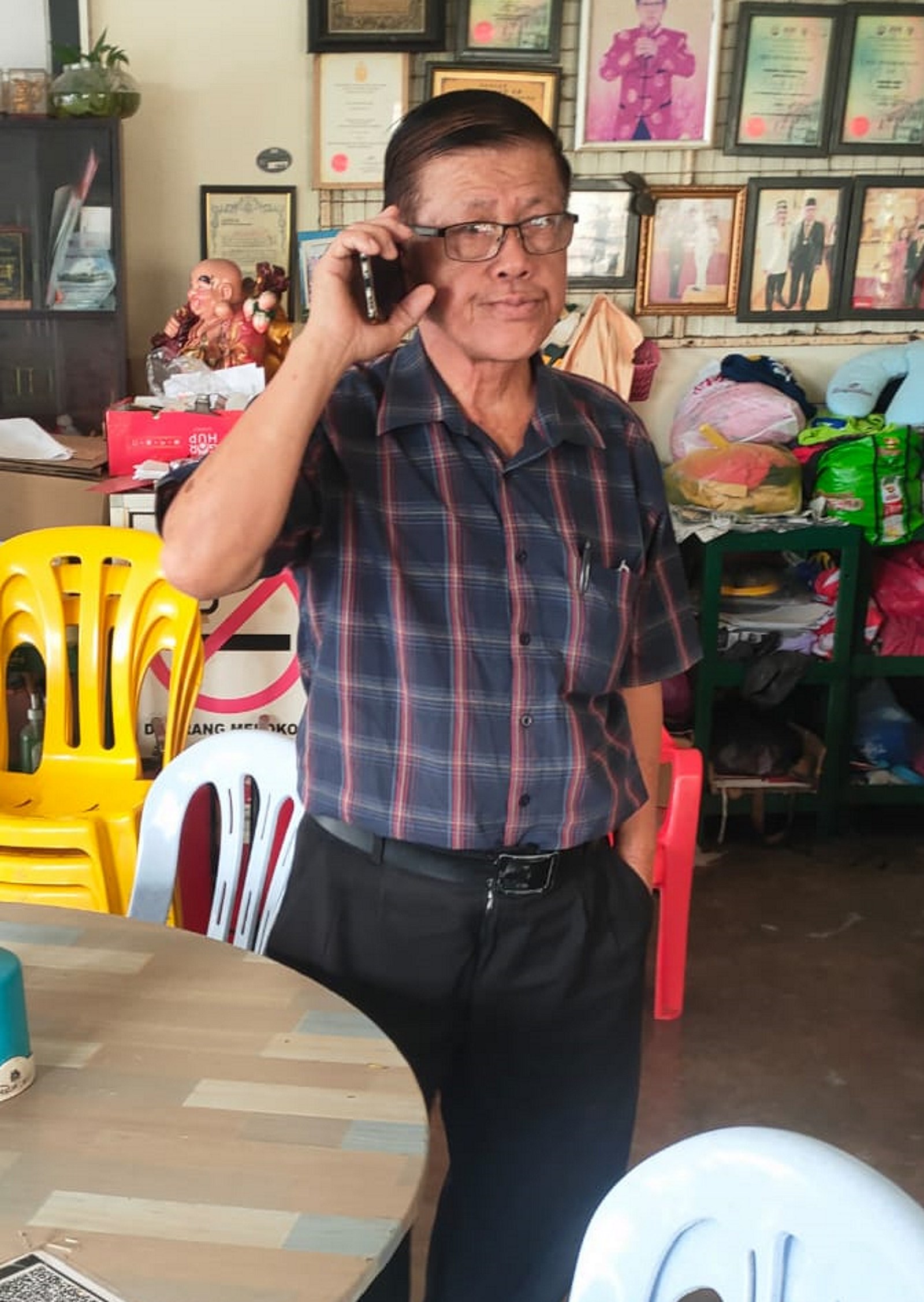 接“警官”指示转帐 男子智回“我是乡下贫穷老人”