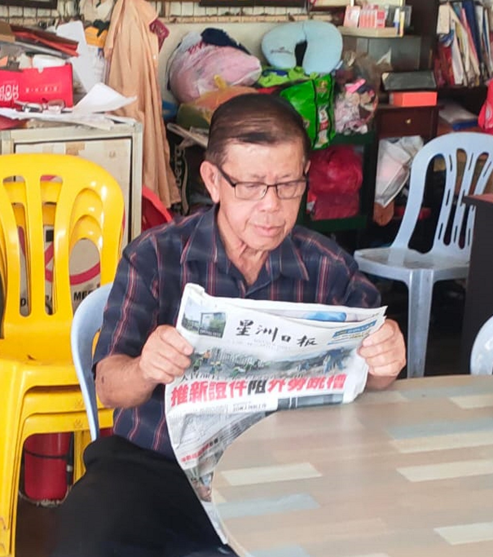 接“警官”指示转帐 男子智回“我是乡下贫穷老人”