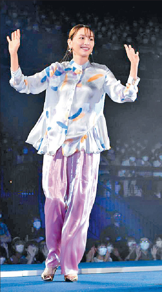 新垣结衣发际线再后退 网惊喊“怎么秃了”