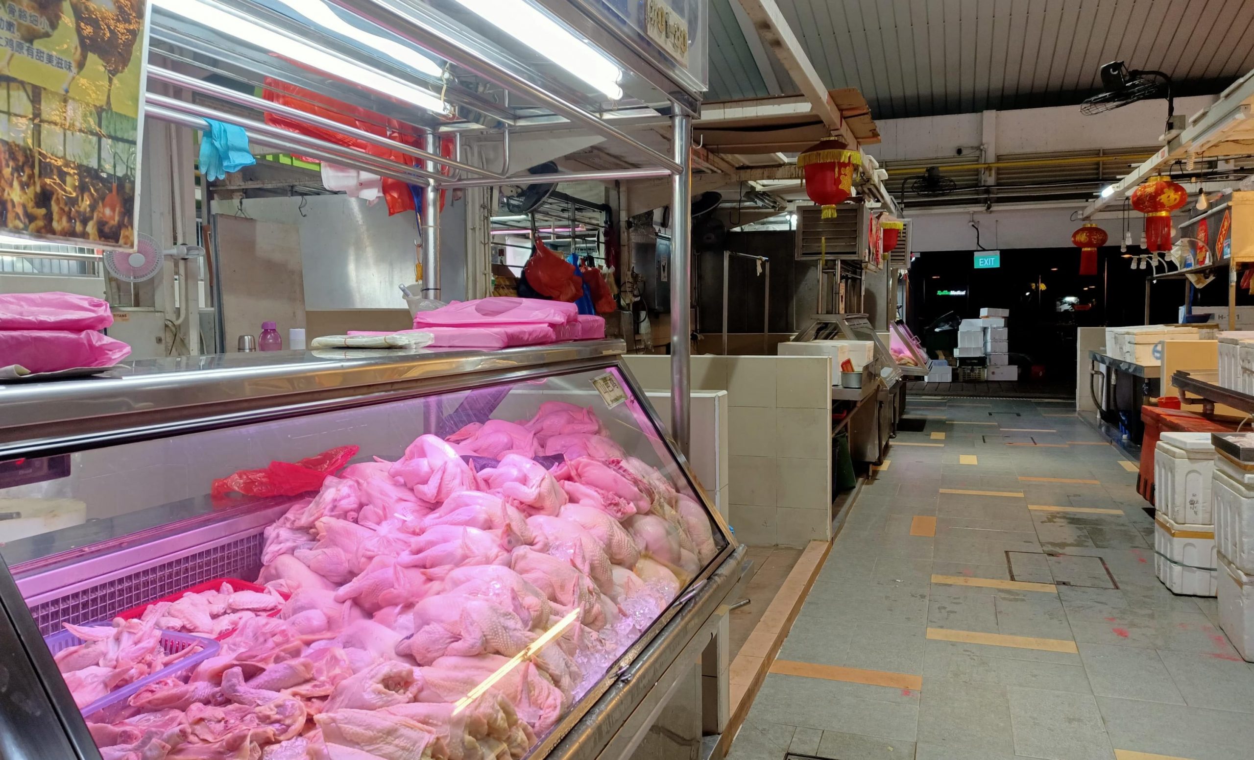 新鲜甘榜鸡重返狮城 有顾客一口气买八只“囤货”