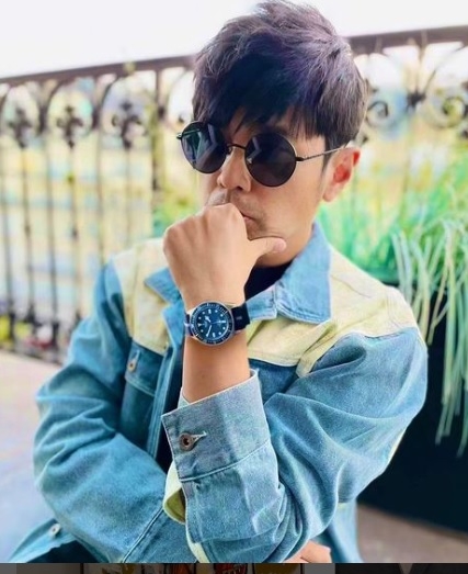 昆凌晒老公视角美照 产后一个月身材辣翻