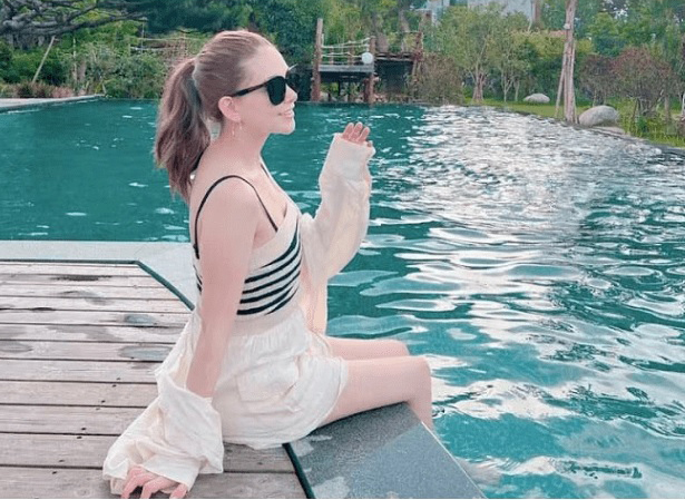 昆凌晒老公视角美照 产后一个月身材辣翻