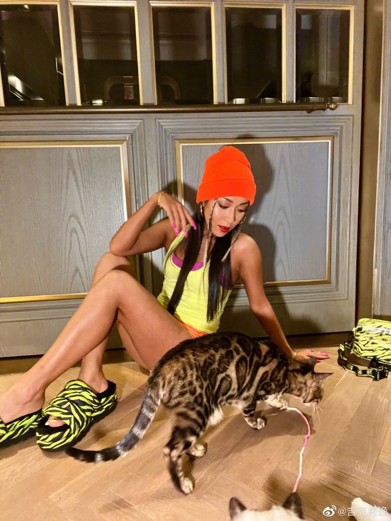 晒高考必备清单惹争议  吉克隽逸被嘲上热搜