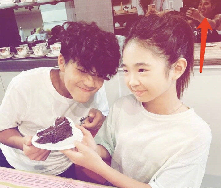 曹格11岁女儿穿妈妈泳衣 网惊：包子姐姐变长腿姐姐	