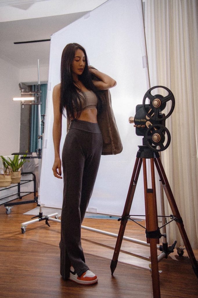 曹格11岁女儿穿妈妈泳衣 网惊：包子姐姐变长腿姐姐	