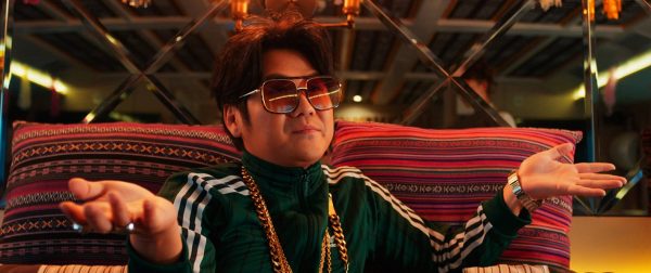 曹格被爆分居14年妻 搭机来隆演唱“松口8字母”