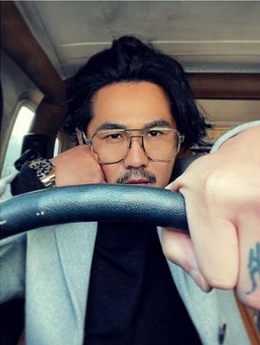 曹格被爆分居14年妻 搭机来隆演唱“松口8字母”