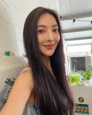 曹格被爆分居14年妻 搭机来隆演唱“松口8字母”