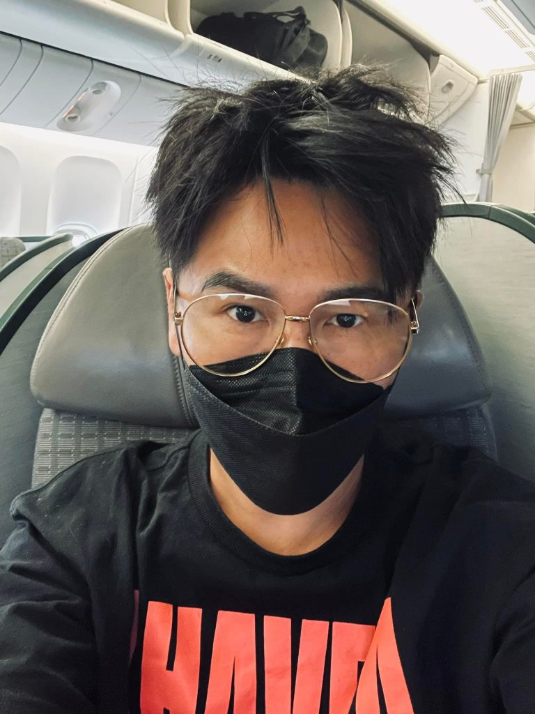 曹格被爆分居14年妻 搭机来隆演唱“松口8字母”