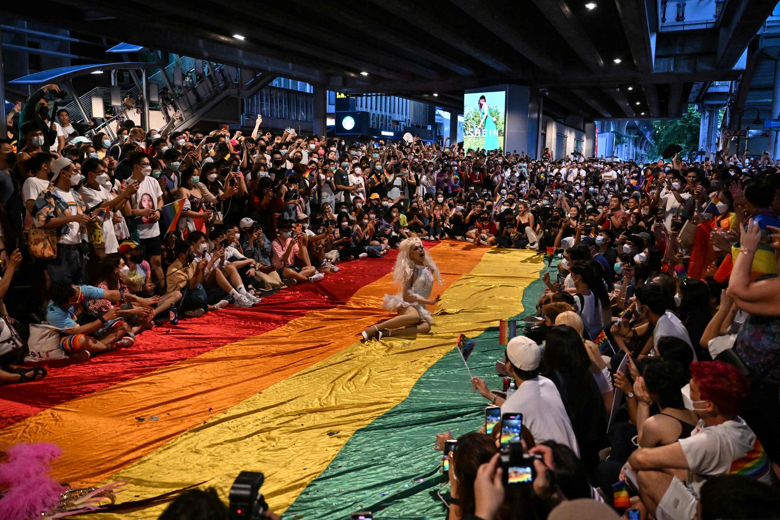 曼谷首次举办同志骄傲大游行 参与者高呼要婚姻表平权