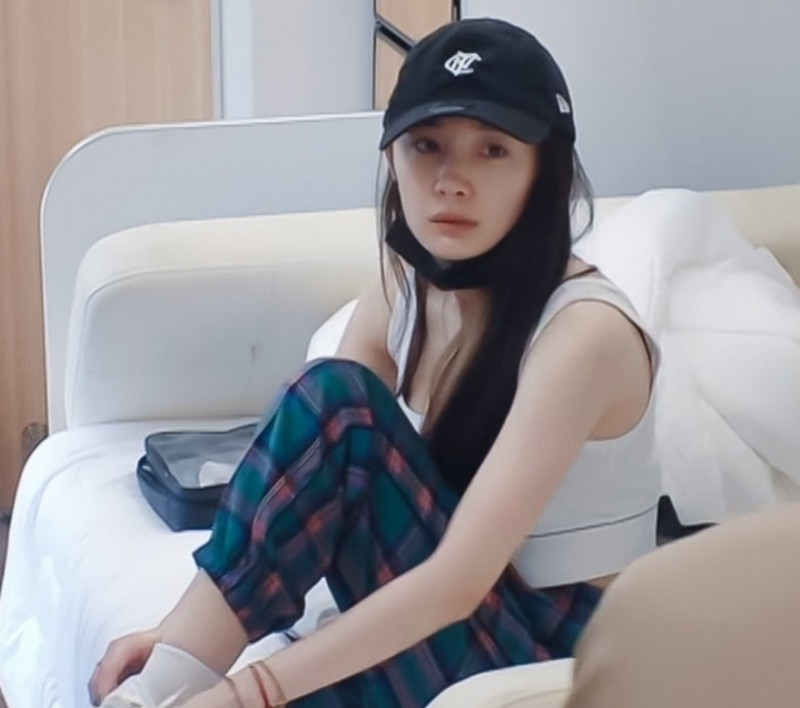 杨幂刚睡醒惊见“清朝头” 超高发际线吓坏网民