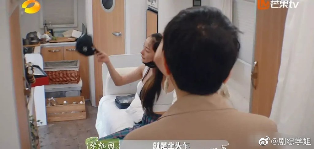 杨幂刚睡醒惊见“清朝头” 超高发际线吓坏网民