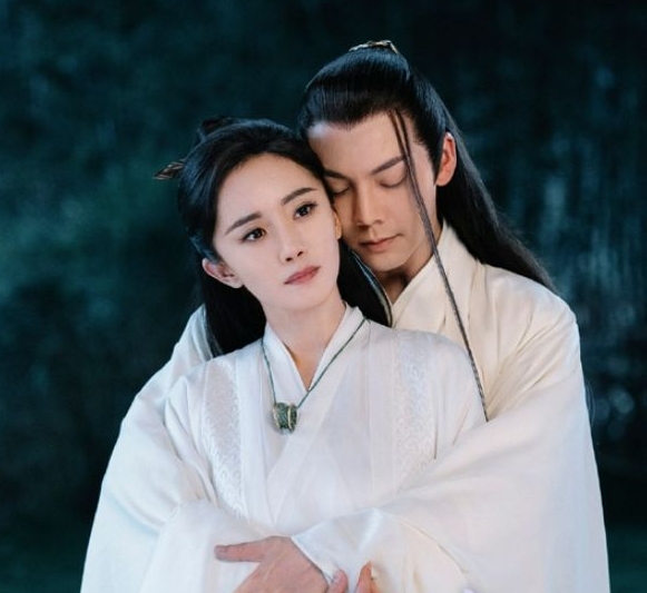 杨幂刚睡醒惊见“清朝头” 超高发际线吓坏网民