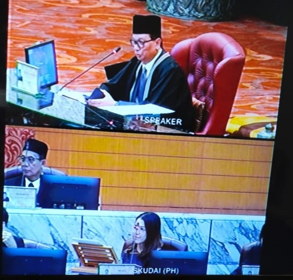 柔:【州议会】没戴头巾出席州议会 玛丽娜遭副议长口头劝告