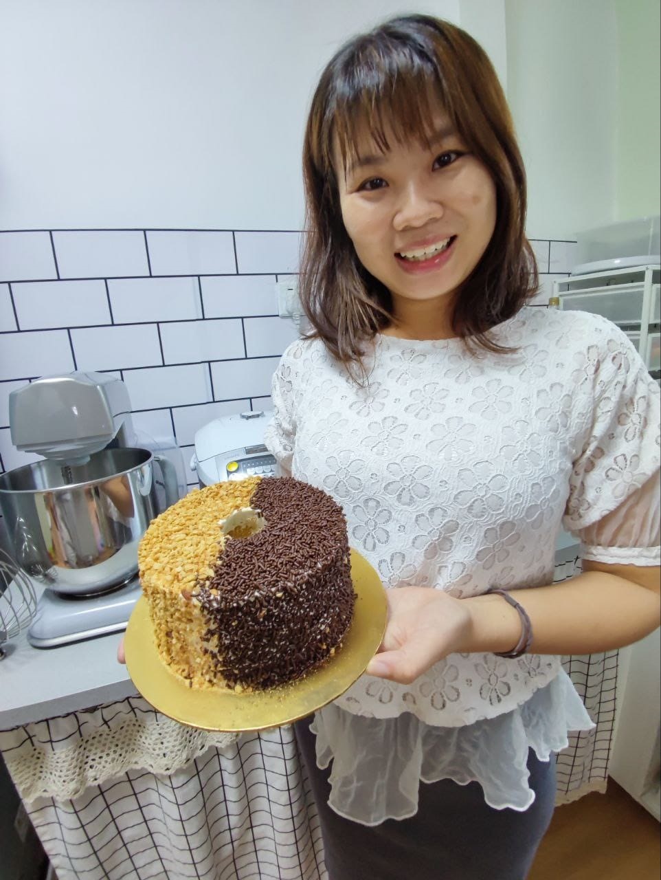 柔:今日面谱(6月16日见报):不想错过儿女成长回归家庭,潘丽怡挂起博士帽开创烘培天地