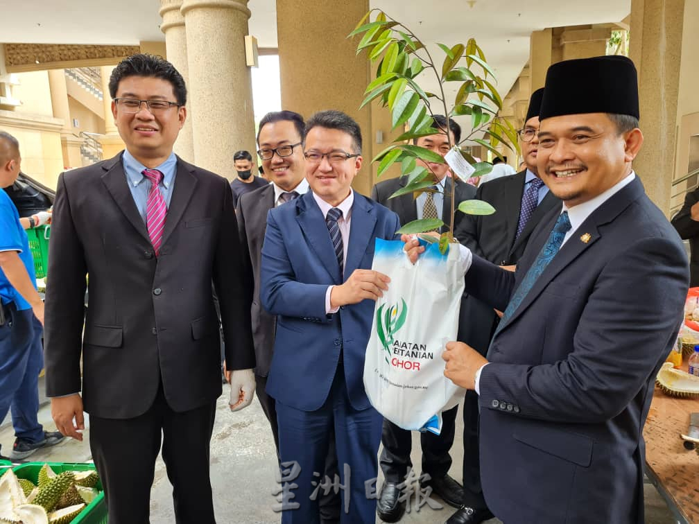 柔：州议会：朝野议员享用榴櫣