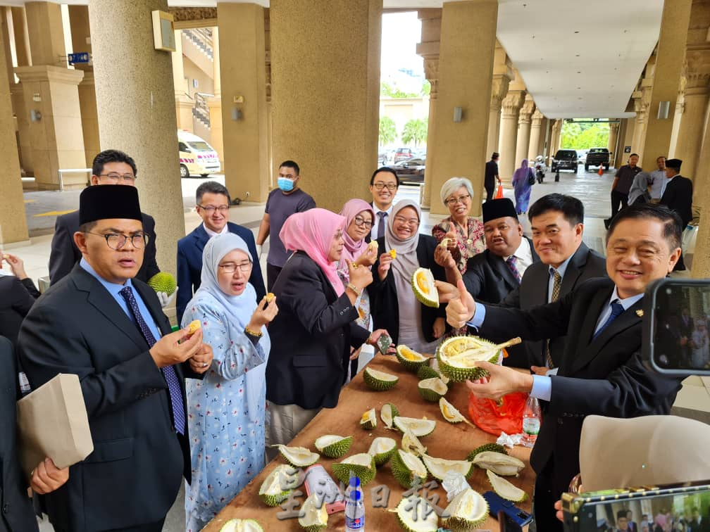 柔：州议会：朝野议员享用榴櫣