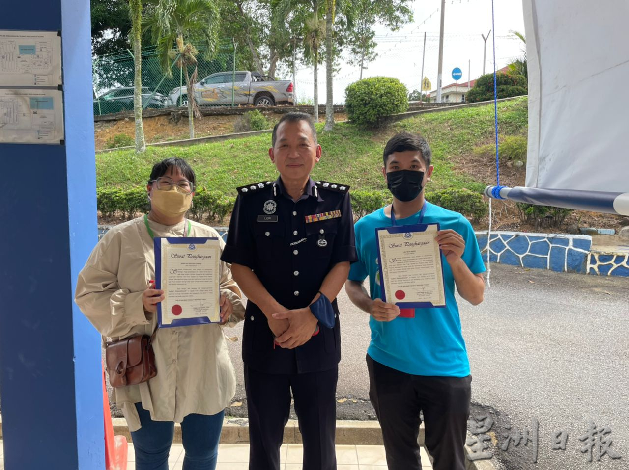 柔：新闻：銮警方茶叙，颁感谢状17人