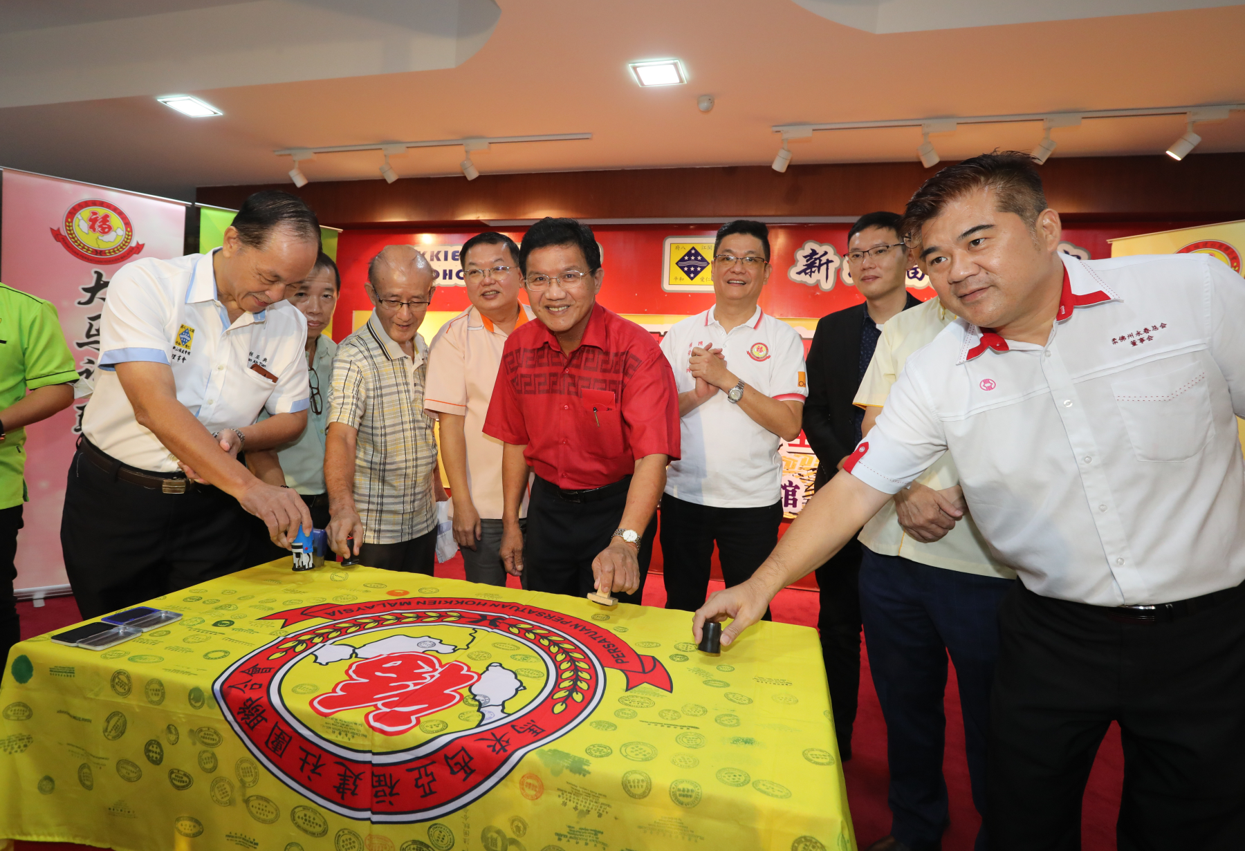 柔:版二头条:本报媒体伙伴:新山福建会馆及柔南福建会馆属会捐款福联会