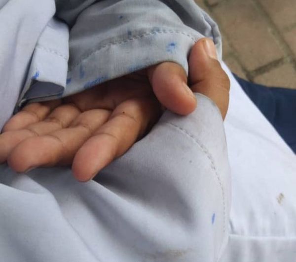 校服脏又皱 校鞋也破 小女孩:一天花RM3够了!