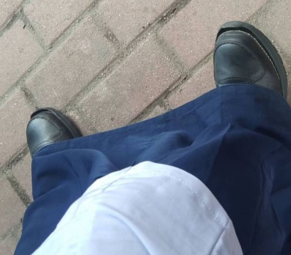 校服脏又皱 校鞋也破 小女孩:一天花RM3够了!