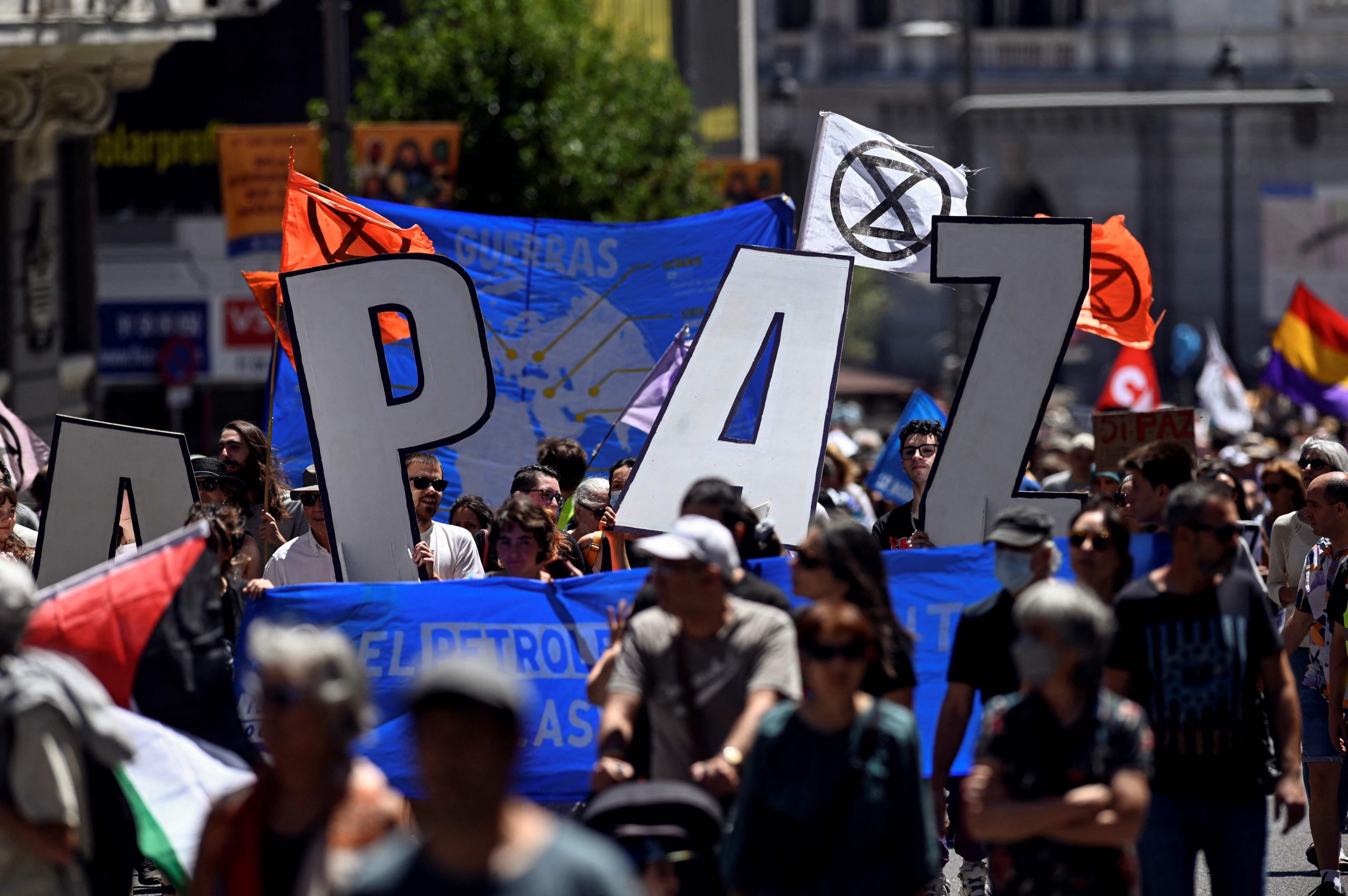 欧洲民众抵制G7、北约双峰会 数千抗议者上街游行