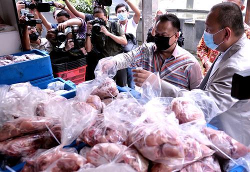 每公斤RM1“斩鸡费”可接受？ 网民：自己学斩鸡了！