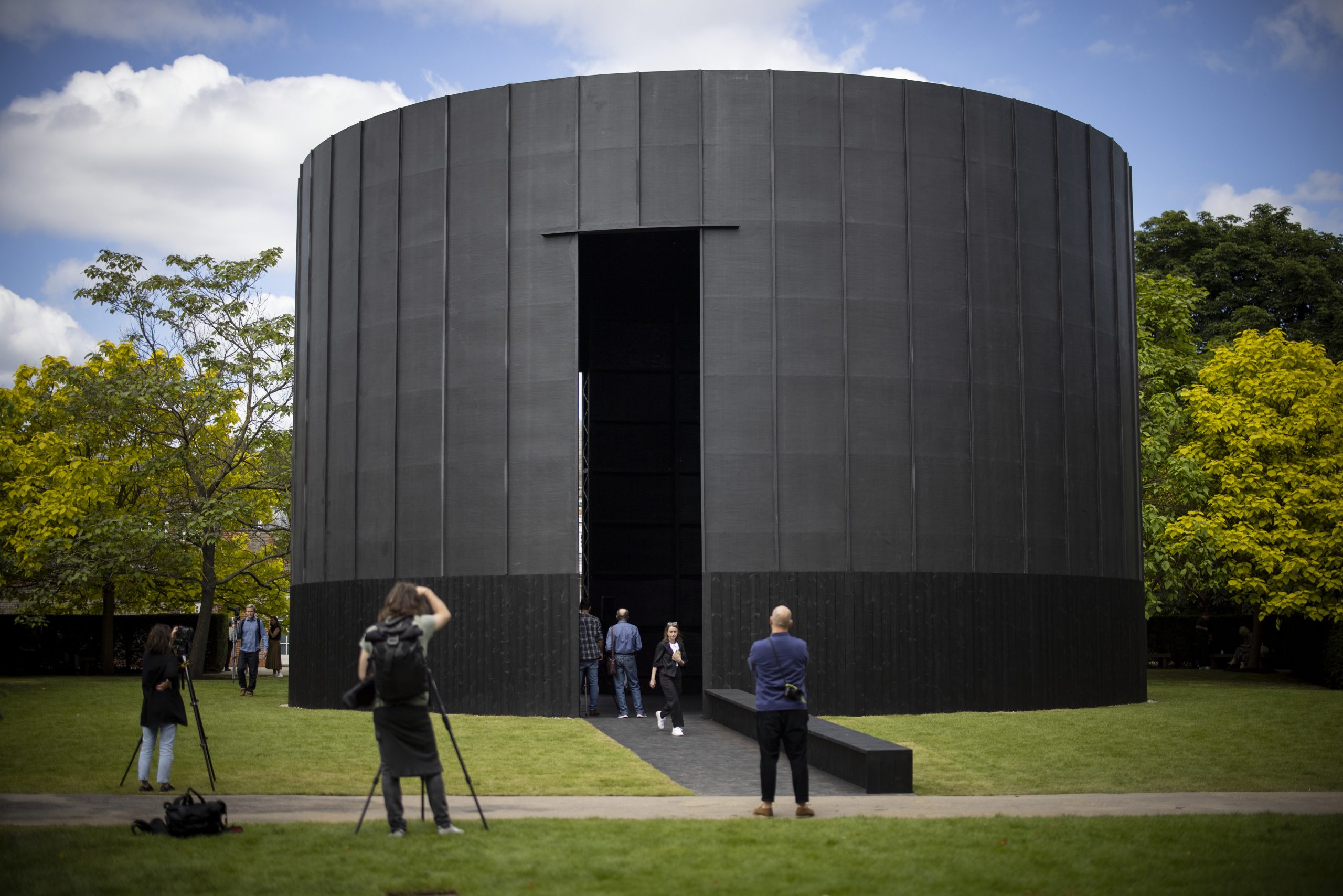 每日一展(2图) 美艺术家作品“黑色教堂” 向英传统手工艺致敬