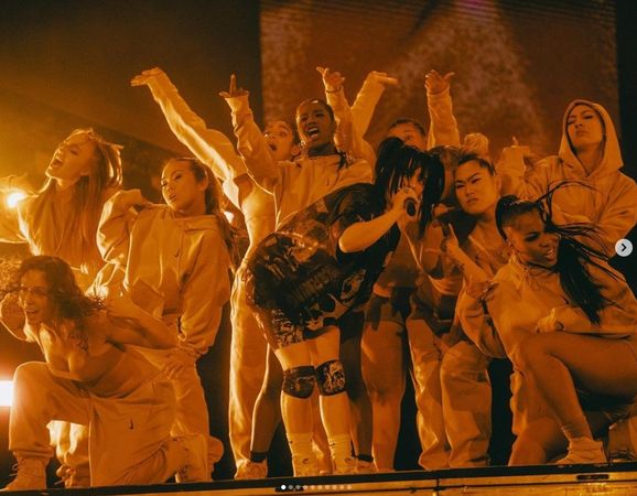 比莉艾莉丝还原手法 认了音乐节用替身