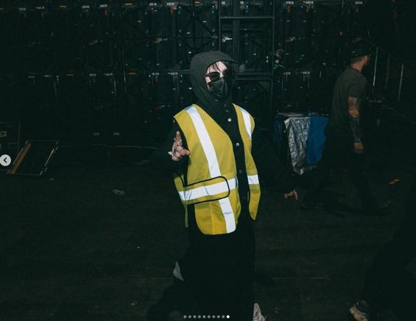 比莉艾莉丝还原手法 认了音乐节用替身