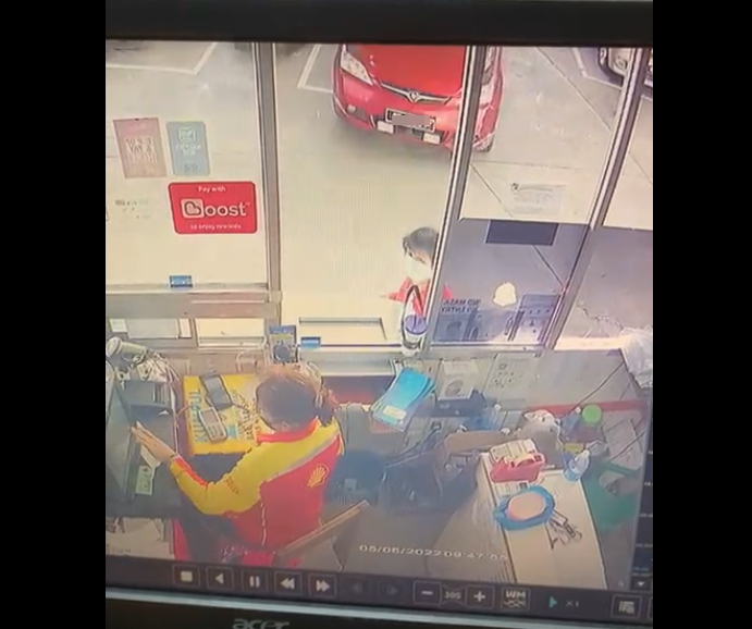 油门当刹车器 无驾照女司机把人撞倒