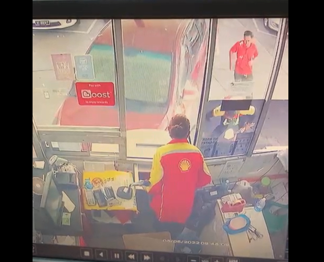 油门当刹车器 无驾照女司机把人撞倒