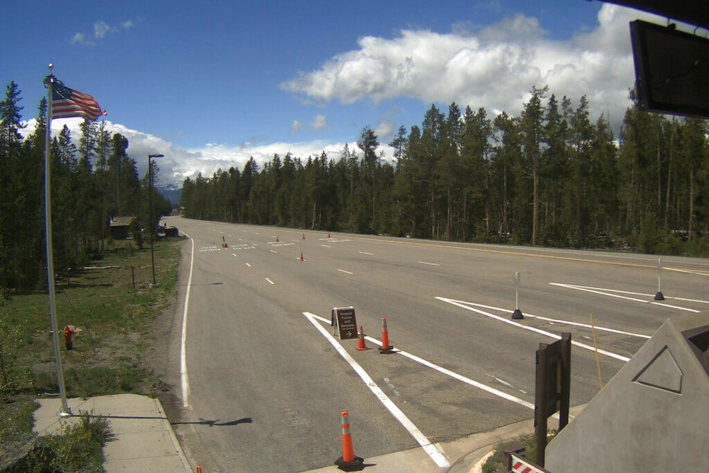  洪水冲毁道路桥梁 美国黄石国家公园罕见全境关闭