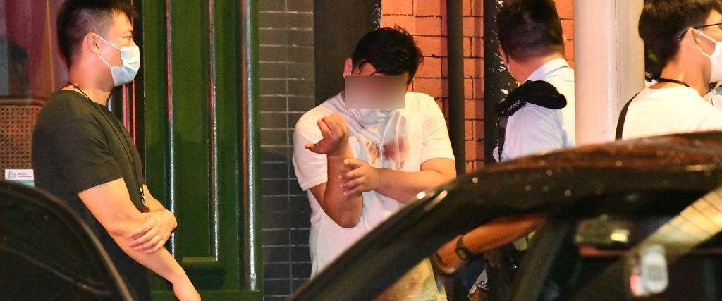 港中环云咸街枪击斩人案3人伤1人背部中枪 警拘3人