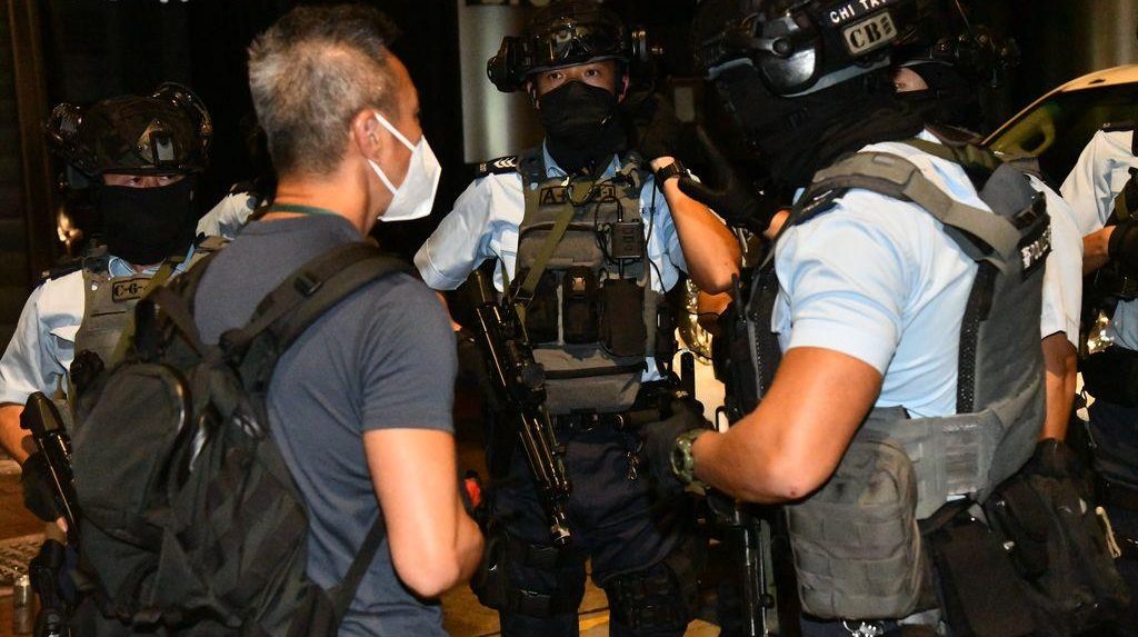 港中环云咸街枪击斩人案3人伤1人背部中枪 警拘3人