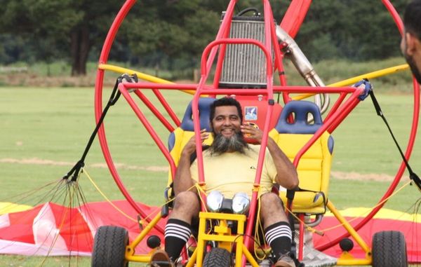 滑翔伞被风筝线割断 油箱爆炸男子成焦尸