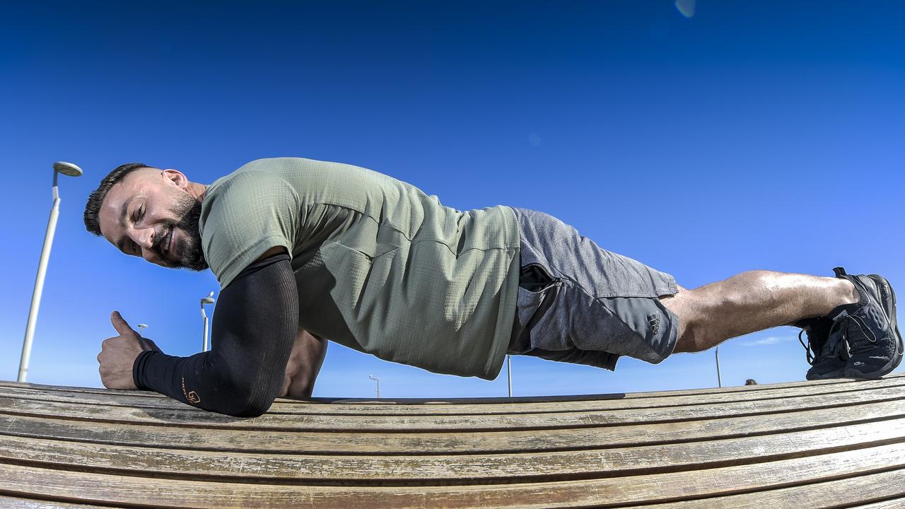 澳洲男创下伏地挺身创世界纪录 1小时做了3182下